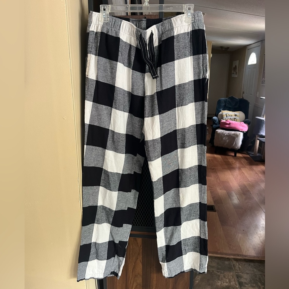 Old Navy Women’s Size Medium Black and White Plaid Pajama Pants